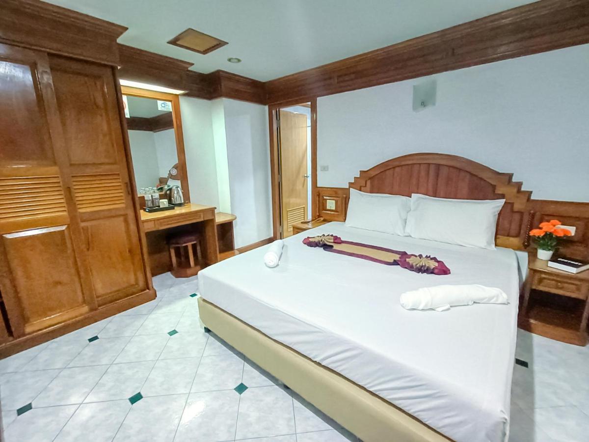 Black Pearl Patong Beachfront Room photo